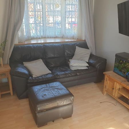 Harry Potter Theme Double Room In Shared House Уотфорд Екстериор снимка