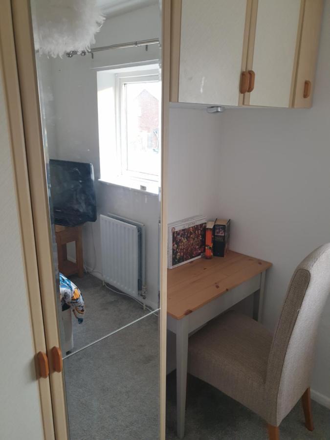 Harry Potter Theme Double Room In Shared House Уотфорд Екстериор снимка