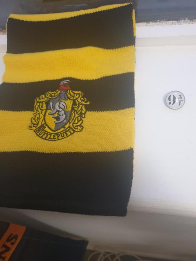 Harry Potter Theme Double Room In Shared House Уотфорд Екстериор снимка