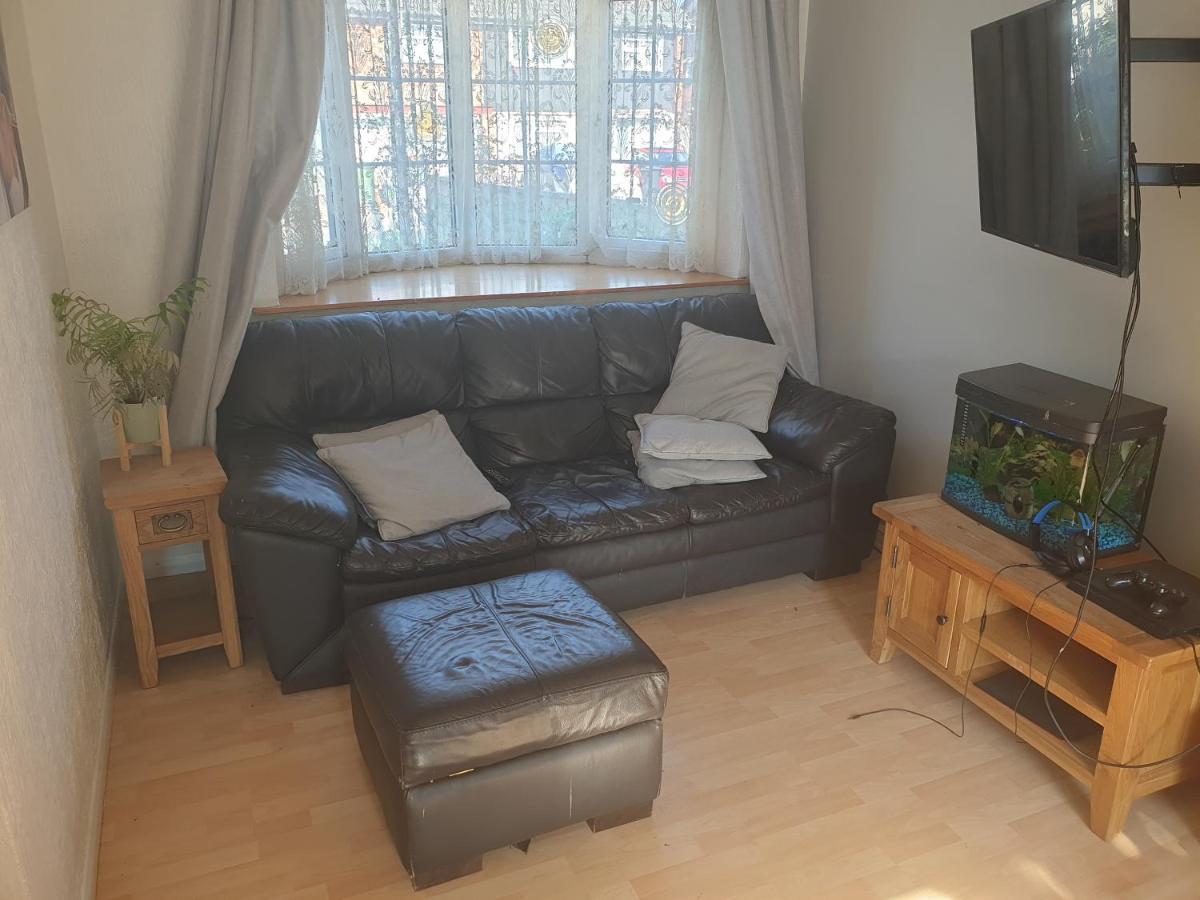 Harry Potter Theme Double Room In Shared House Уотфорд Екстериор снимка